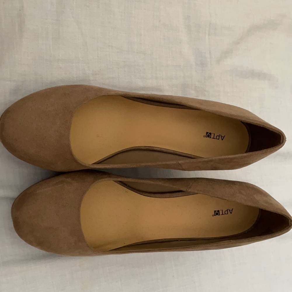 Women’s size 7.5 apt9 wedge heels